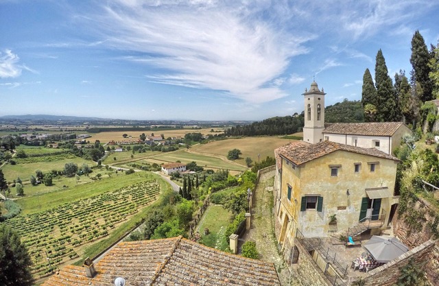 Period residence in medieval town in the center of Tuscany