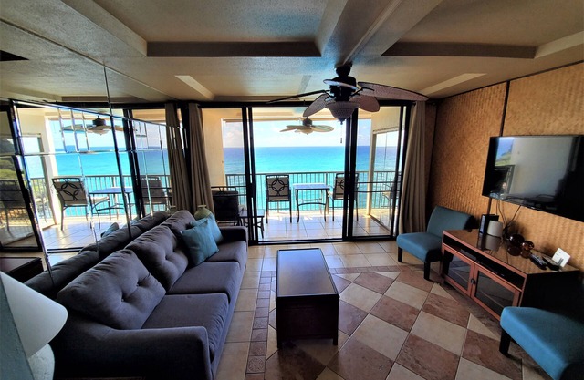 Permitted Hawaiian Princess condo on beach with sea turtles and amazing sunsets