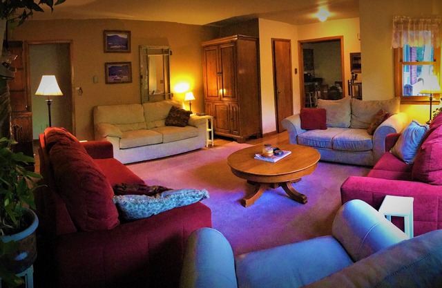 Pet, Family, and Party Friendly house perfect for 3 or more couples