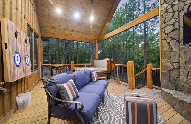 Pet Friendly 1 bedroom cabin- Come relax behind the pine curtain
