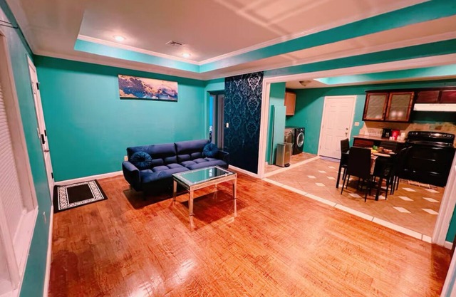 Pet friendly 2-bedroom house in nice Oklahoma City with AC, WiFi