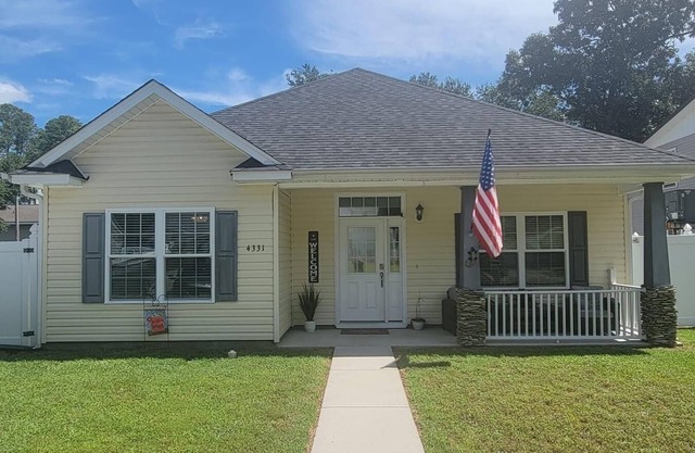 Pet friendly 2 bed 2 bath home near golfing and walking distance to many places.