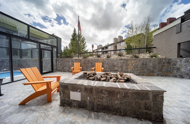 Pet-friendly 2BR condo w/sauna & mountain views