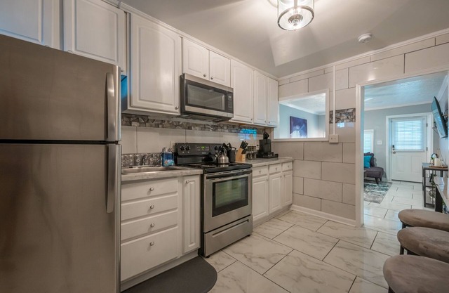 Pet-Friendly 2BR Urban Unit, Extended Stay Rates!