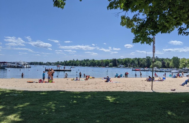 Pet Friendly 3 Bdrm Home Close to Town, Sleeps 6