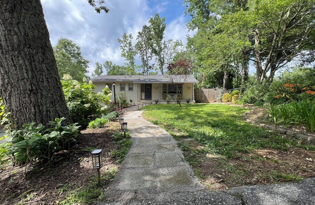 Pet friendly, 3-bedroom home, close to Asheville, WiFi & fully fenced backyard.