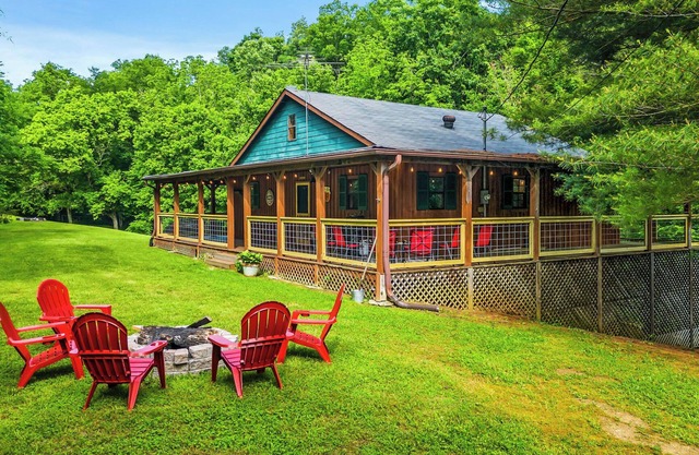 Pet-friendly 3BD Cabin w/HOT TUB! FirePit +Arcade