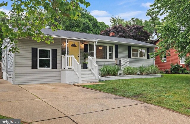 Pet Friendly, 4 Bedrooms in Annapolis, MD less than 2 miles to Naval Academy.