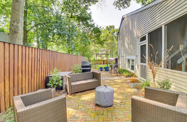 Pet-Friendly Annapolis Home: Walk to Beach!