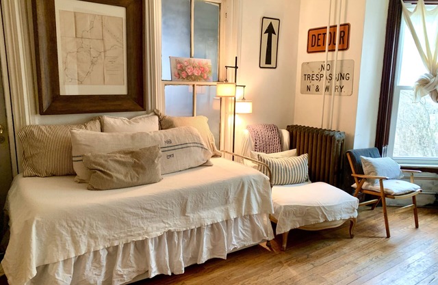 Pet Friendly Apt, Perfect Downtown Location, Walk To Cornell and IC & Everywhere