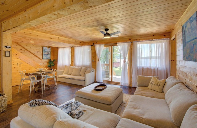 Pet friendly Bob’s Lake Cottage with Hot Tub, Starlink & Kayaks – Sleeps 10