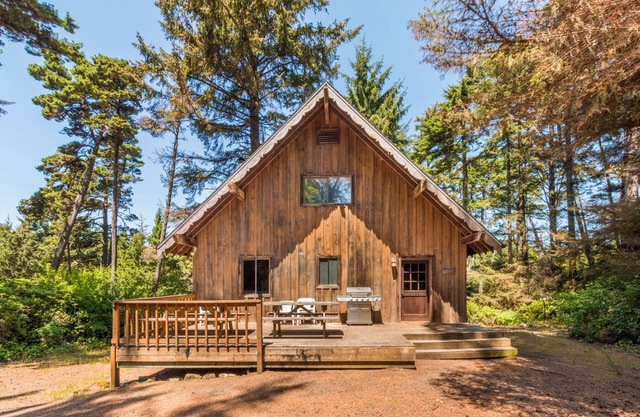 Pet Friendly Beach Cabin with Oceanviews and Beach Access Nearby