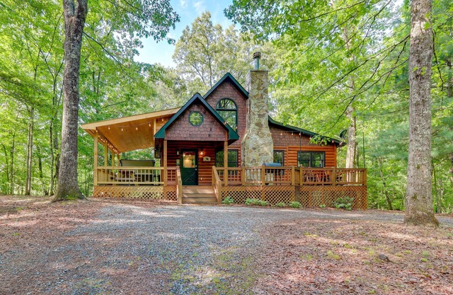 Pet-Friendly Cabin w/Hot Tub in Mineral Bluff!