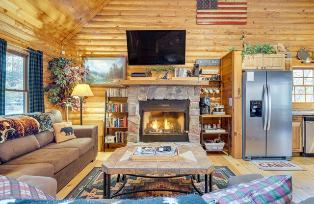 Pet-Friendly Cabin w/Loft: 5 Mi to Lake Lure!