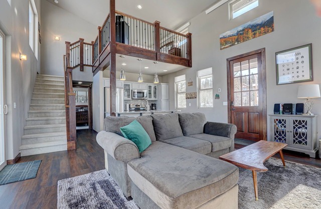 Pet-Friendly Cabin with Majestic Mountain Views