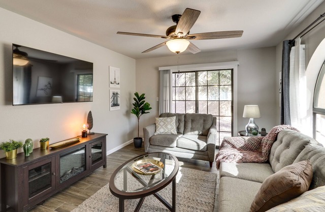 Pet-Friendly Casa Grande Townhome: Screened Atrium