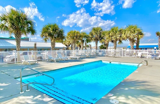 Pet-friendly, Centrally Located, 3 Blocks to beach! Unit 206