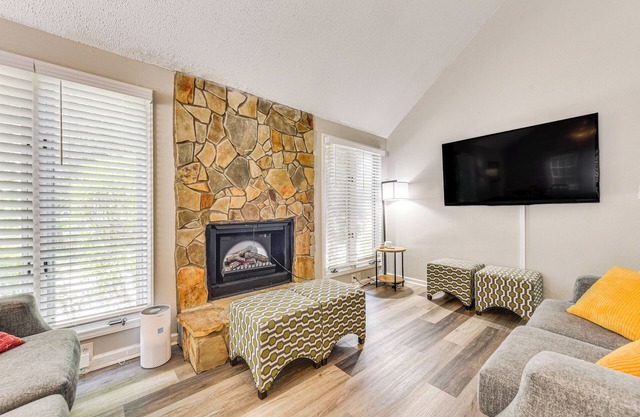 Pet-Friendly Charlotte Home w/Deck Near Uptown!