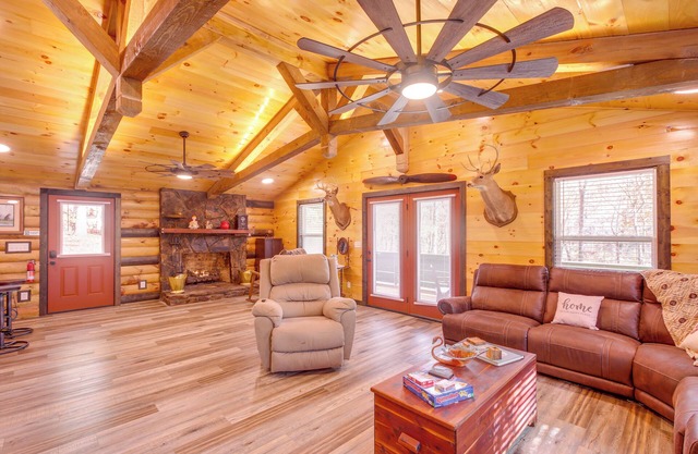 Pet-friendly Chattanooga Cabin w/Hot Tub & Kayaks