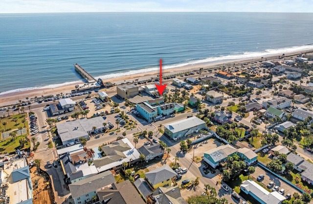 Pet-friendly condo in Flagler beach with pool, walking distance to beach!