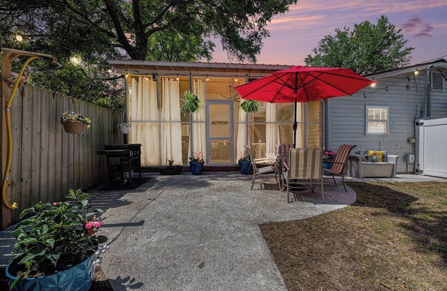 Pet Friendly & Convenient 2 Bedroom with private fenced in yard and Hottub