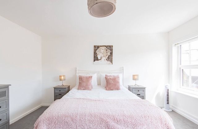 Pet friendly cottage, a stone's throw away from the beach.