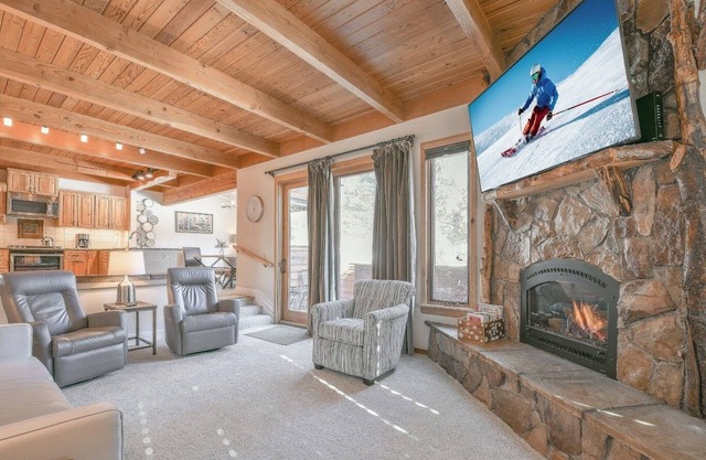 Pet Friendly, Cozy and Spacious, Free Shuttle
