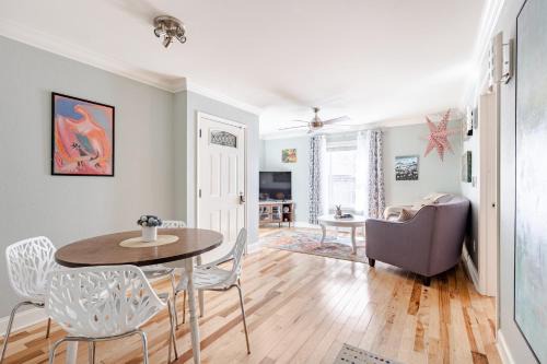 Pet Friendly - Cozy Nut Shell