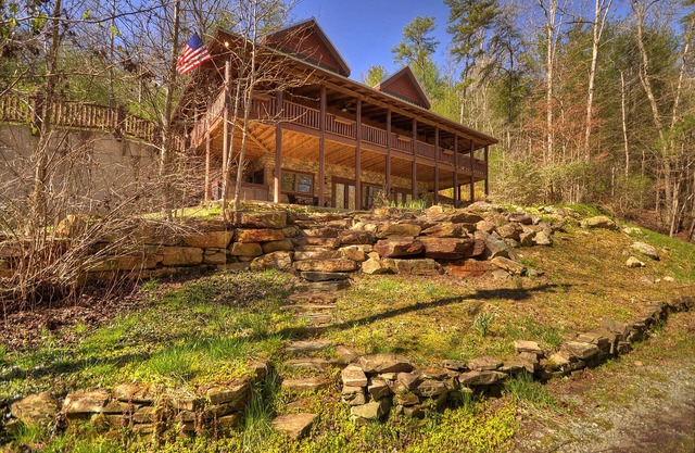Pet friendly Creekside retreat! Surrounded by wineries, walk to waterfall!