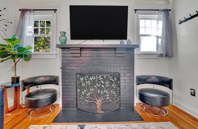 Pet Friendly Cute Cottage - Walk to PC/Downtown