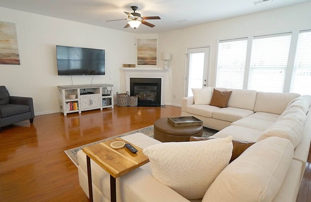 Pet-friendly End-unit Townhome with Community Pool