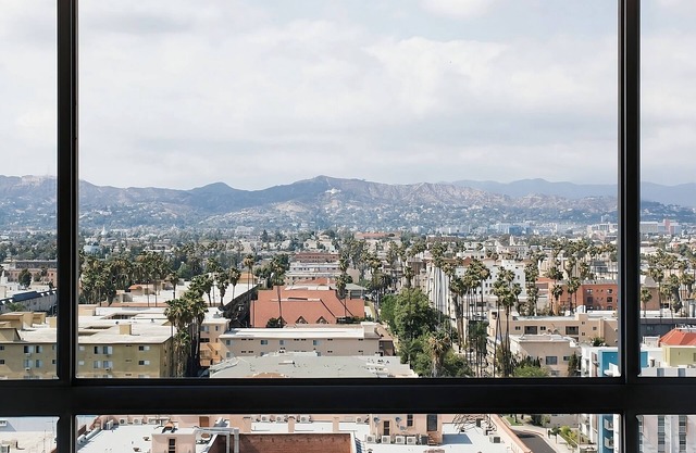Pet-Friendly Fun, Relax in the Heart of LA, Hollywood Hills View, Pool!