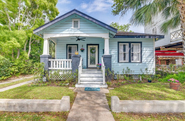 Pet-Friendly Galveston Bungalow, 1/2 Mi to Beach!