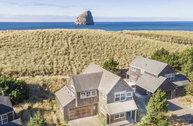 Pet Friendly Home with Immediate Beach Access, Beach Views, Deck and BBQ