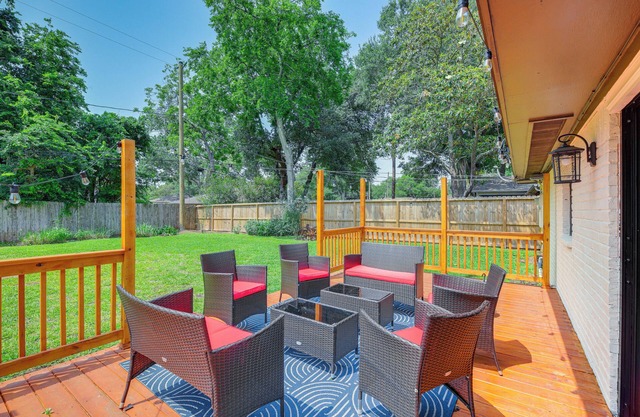 Pet-Friendly Home w/Deck - 6 Mi to NRG Stadium!