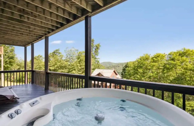 Pet Friendly, Hot Tub, Grill, WiFi, FireplacesnMountain Retreat