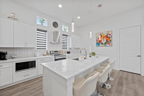 Pet-Friendly l Brand New Space l Downtown