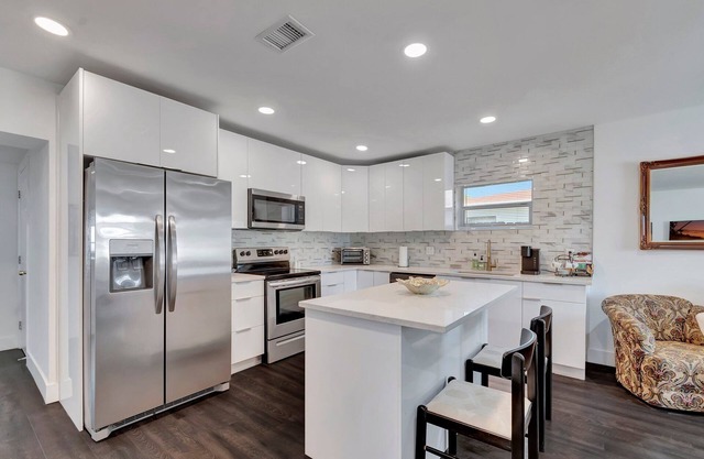 Pet Friendly Lake Worth Beach Cottage Sleeps 6+ Fenced Yard