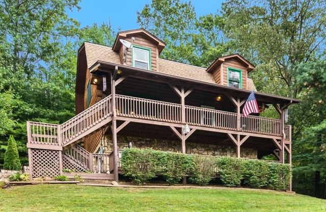 Pet-Friendly Log Cabin with Hot Tub & Biltmore Pass | 35 Min to Asheville