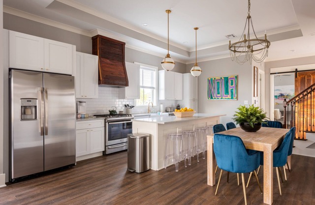 Pet-Friendly Mid-City beauty near streetcar line!