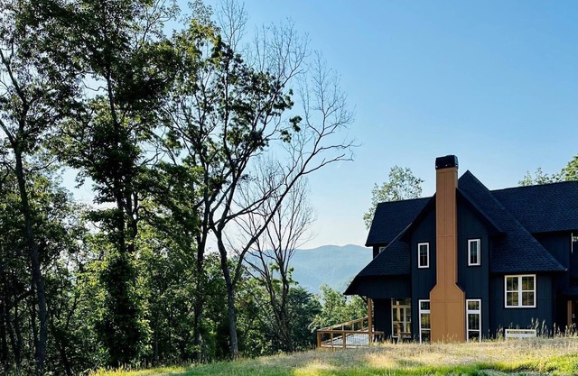 Pet friendly Mountaintop – 4-5 bdrms sleeps 12 -18
