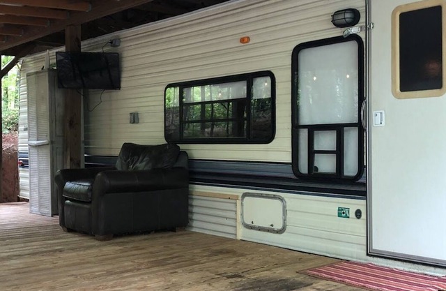 Pet Friendly Mountain RV with Porch 10 min from Helen