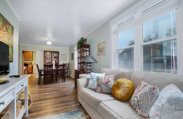 Pet friendly one bedroom home close to everything!