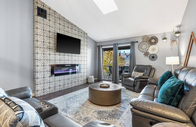 Pet-Friendly Penthouse at Pointe Royale w/view and West Elm furniture