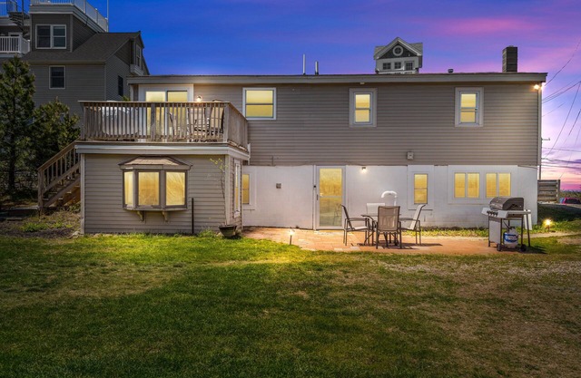 PET FRIENDLY -Plum Island Oasis - Walk to Beach - Fire Pit
