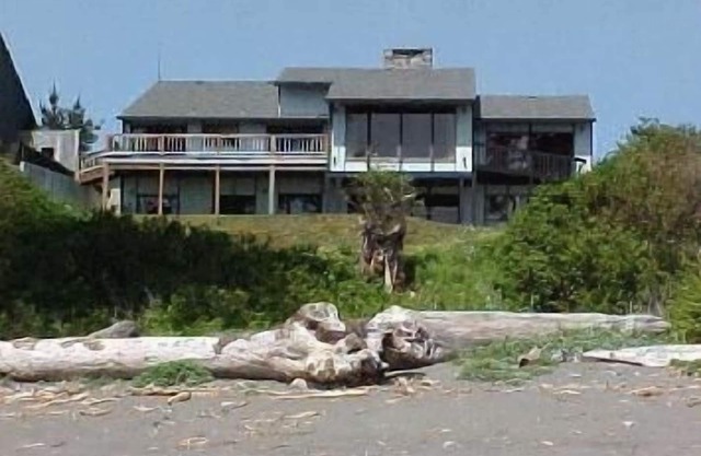 Pet Friendly, Private Trail to the Beach - 2 Bedroom