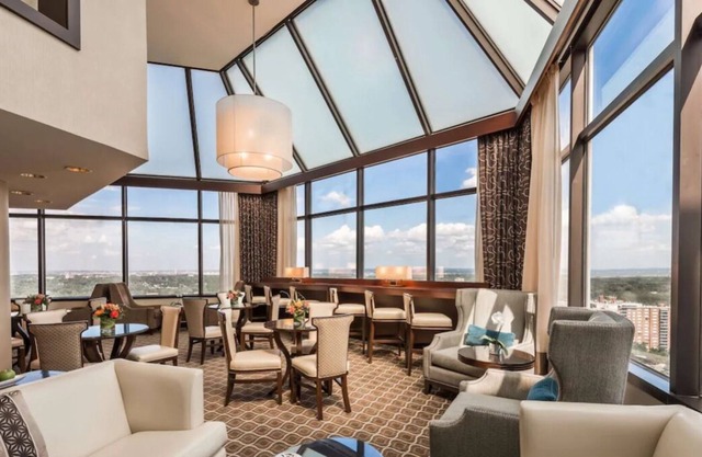 Pet-Friendly Property, Minutes to Fort Ward Park, Pool, Restaurant and Bar