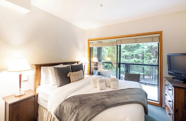 Pet-Friendly Rooftop Hot Tub 15 Min Walk to Centre Free Parking & Shuttle