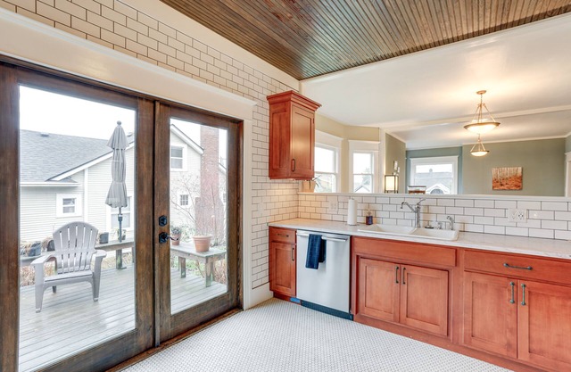 Pet-Friendly Seattle Home ~ 6 Mi to Downtown!