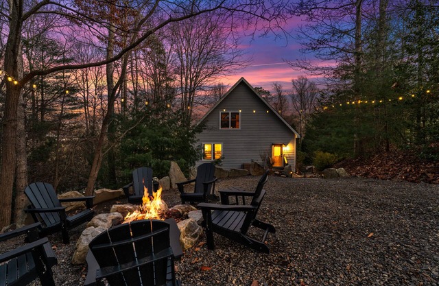 Pet-friendly serene cabin with air hockey and fire pit